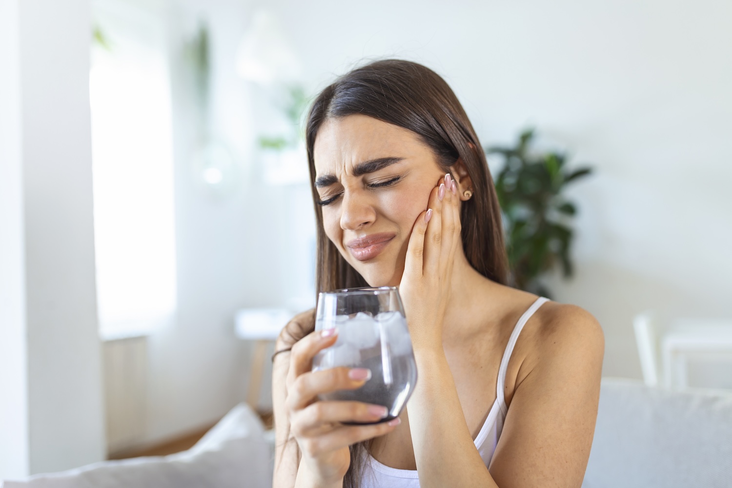 woman with tooth sensitivity